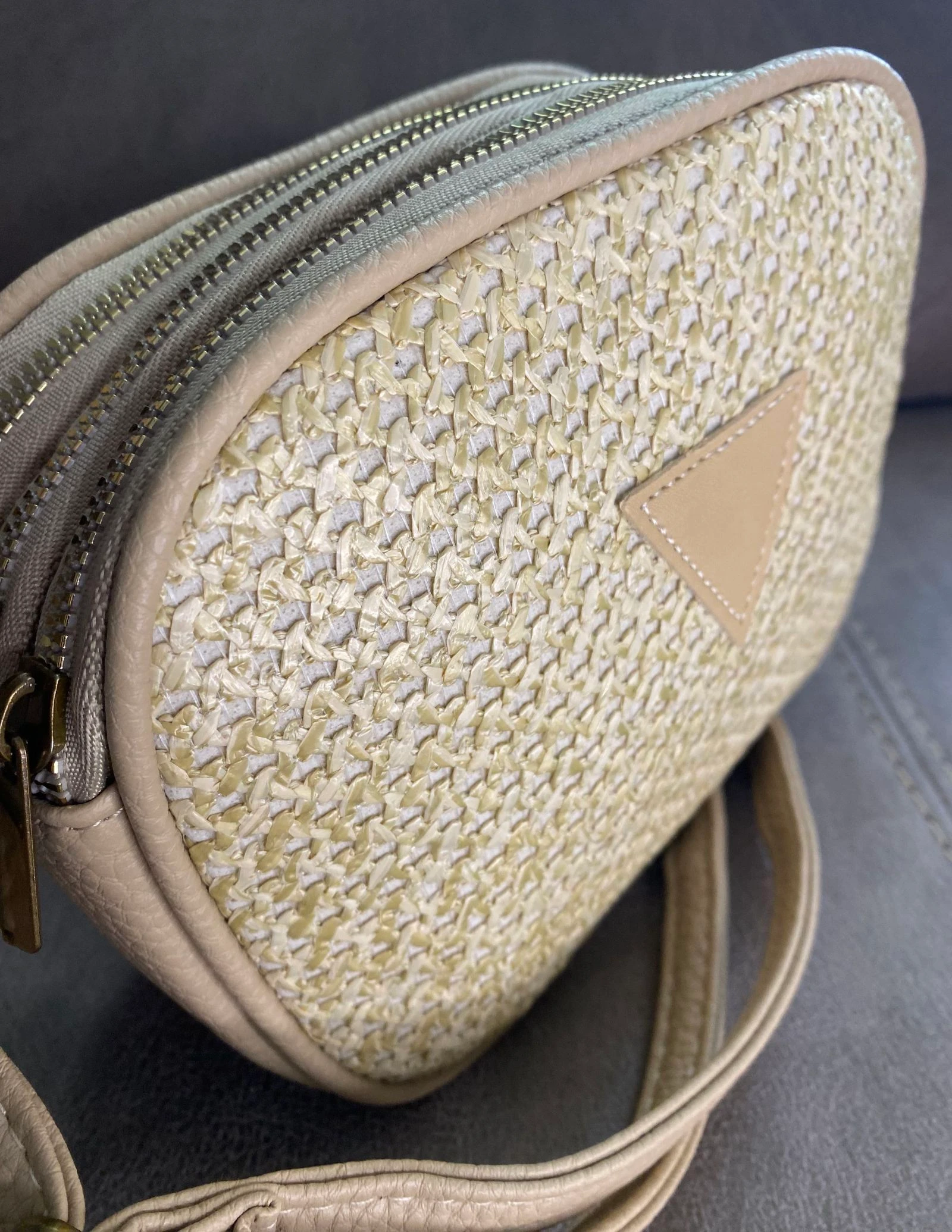 Kleine schoudertas van raffia en kunstleer beige – photo 6